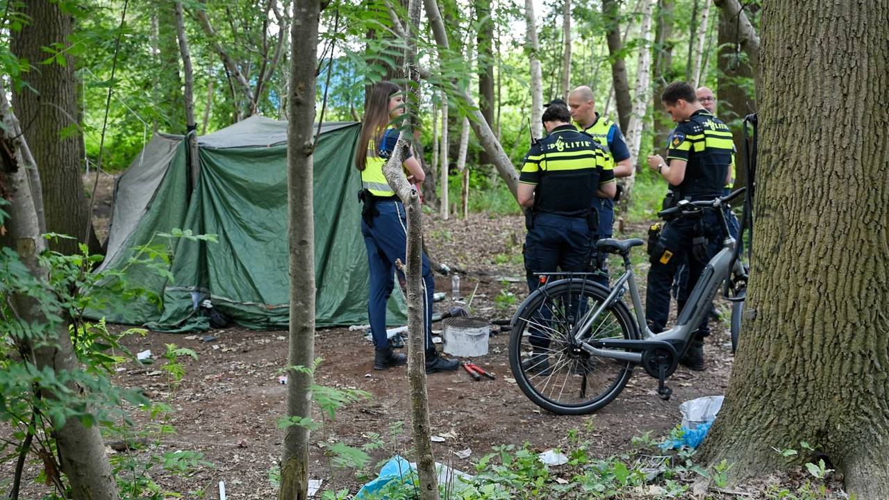 Brand bij tentenkamp in bos Berkel-Enschot, politie vindt gestolen fietsen (foto: Toby de Kort / Persbureau Heitink).