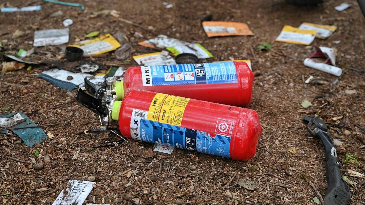 Brand bij tentenkamp in bos Berkel-Enschot, politie vindt gestolen fietsen (foto: Toby de Kort / Persbureau Heitink).