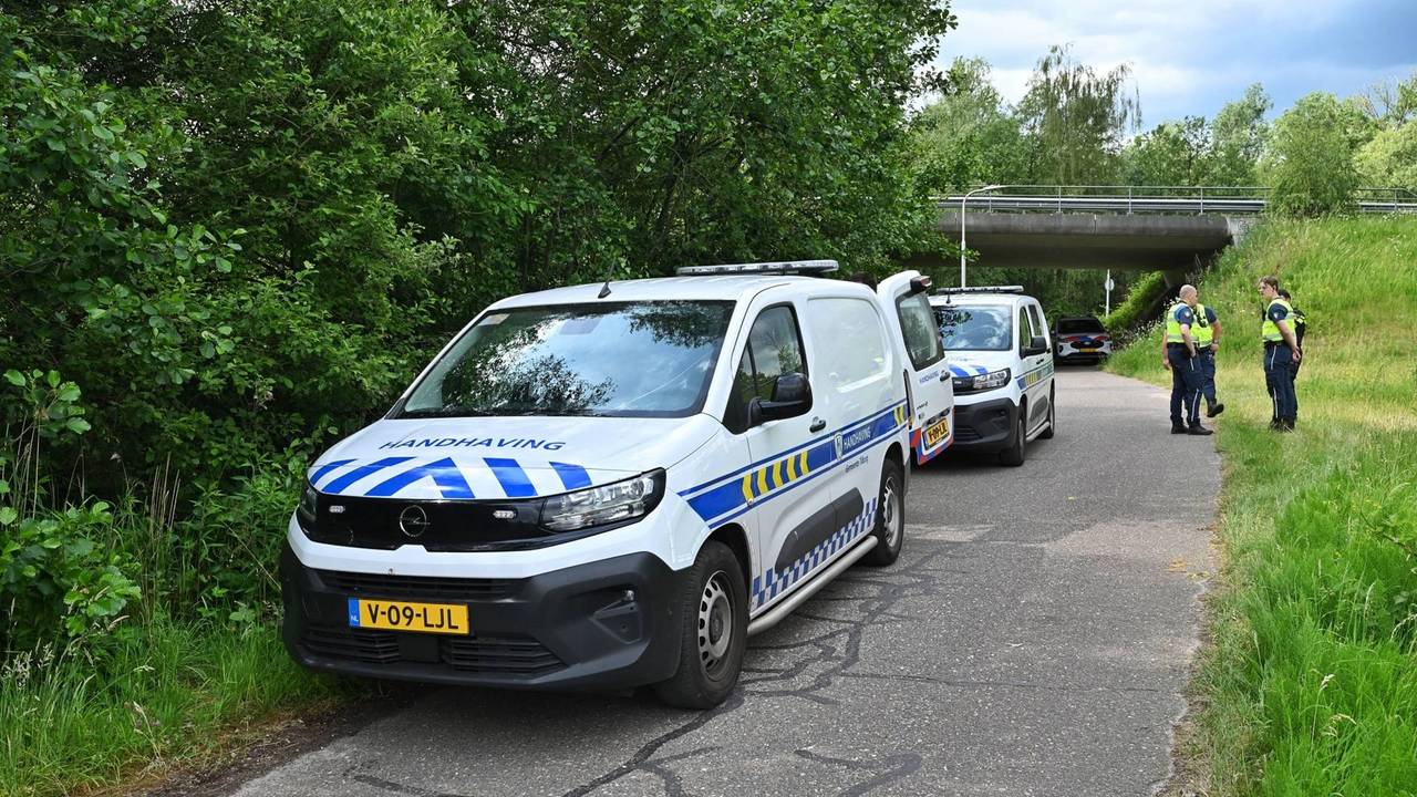 Brand bij tentenkamp in bos Berkel-Enschot, politie vindt gestolen fietsen (foto: Toby de Kort / Persbureau Heitink).