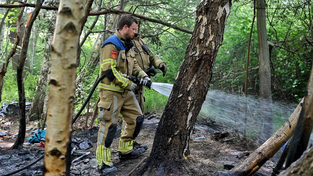 Brand bij tentenkamp in bos Berkel-Enschot, politie vindt gestolen fietsen (foto: Toby de Kort / Persbureau Heitink).