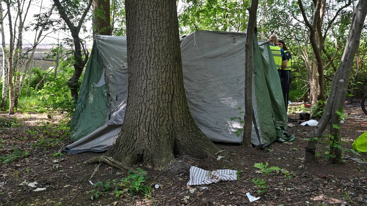 Brand bij tentenkamp in bos Berkel-Enschot, politie vindt gestolen fietsen (foto: Toby de Kort / Persbureau Heitink).
