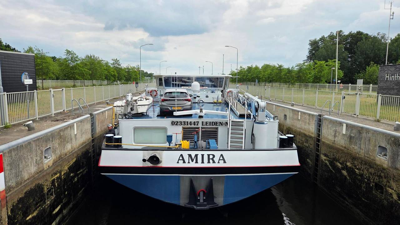 Er woedde een klein brandje op dit schip bij Hintham (foto: Noël van Hooft).