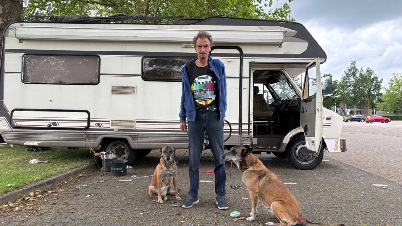 Pierre Peters met zijn twee honden Bar en Boos (foto: Ruud Ritzen).