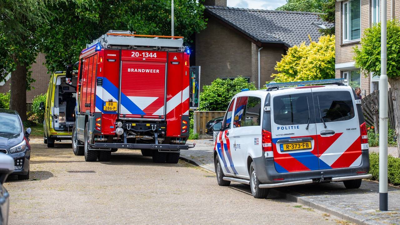 Brandweer bevrijdt jongen in Heerle (foto: Christian Traets/Persbureau Heitink).