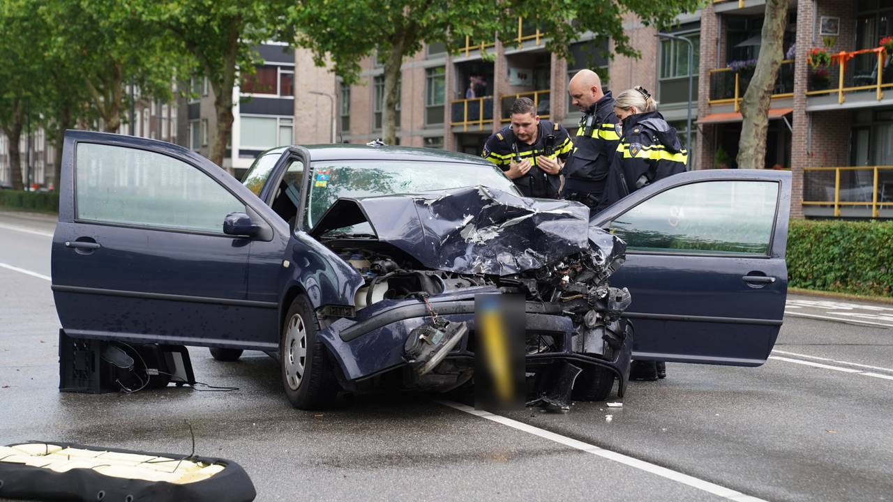 Ongeval op de Aartshertogenlaan in Den Bosch, een man en een vrouw raakten gewond (foto's: Bart Meesters / Persbureau Heitink). 