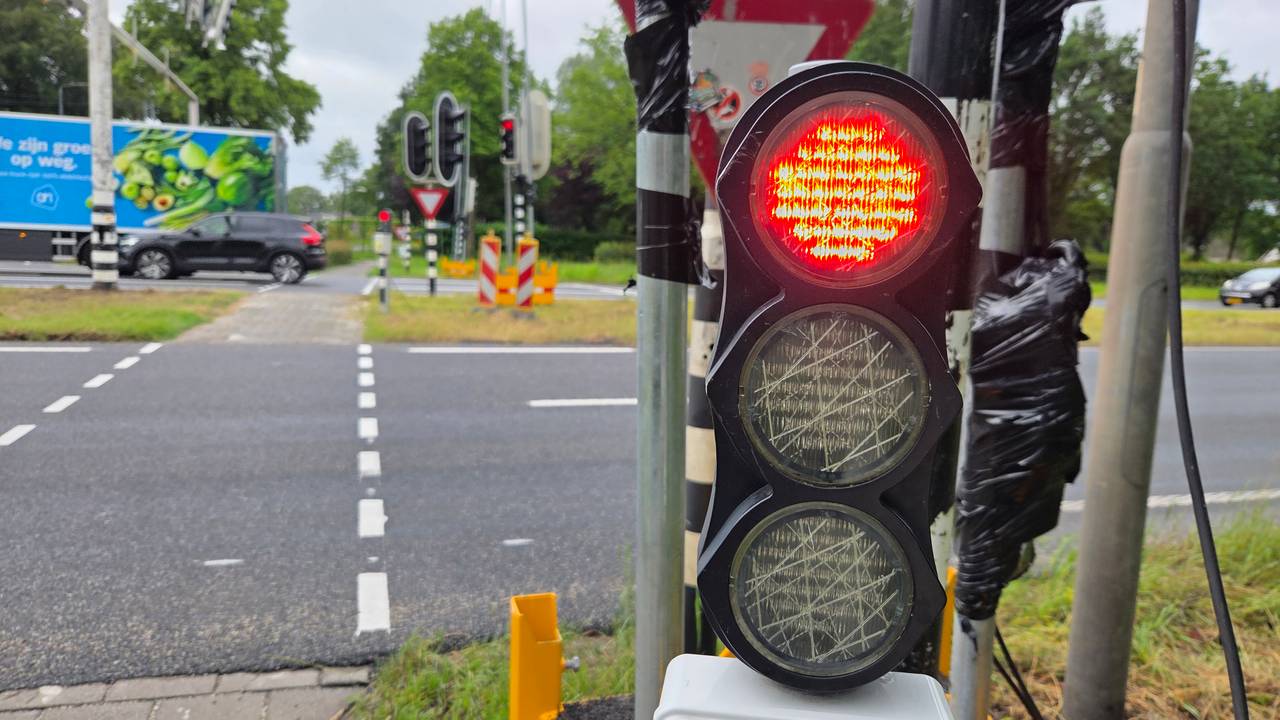 De tijdelijke verkeerslichten bij Helvoirt (foto: Noël van Hooft).