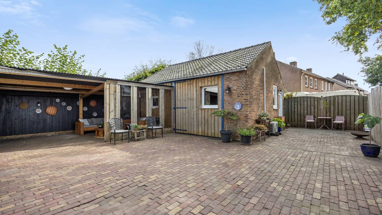 Dit tuinhuis heeft een woonkamer, keuken, slaapkamer en badkamer.