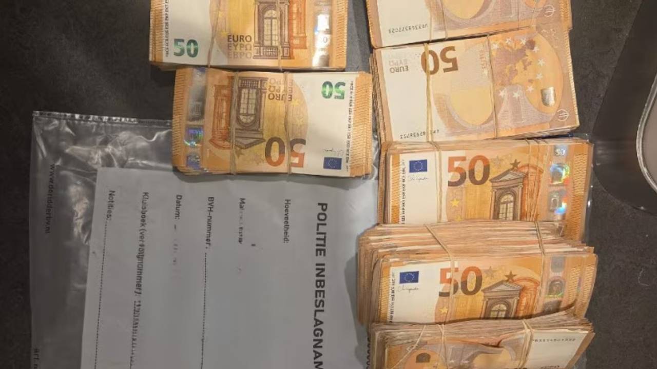 Cash geld dat is gevonden bij controle van Tilburgs bedrijf (foto: Politie.nl).