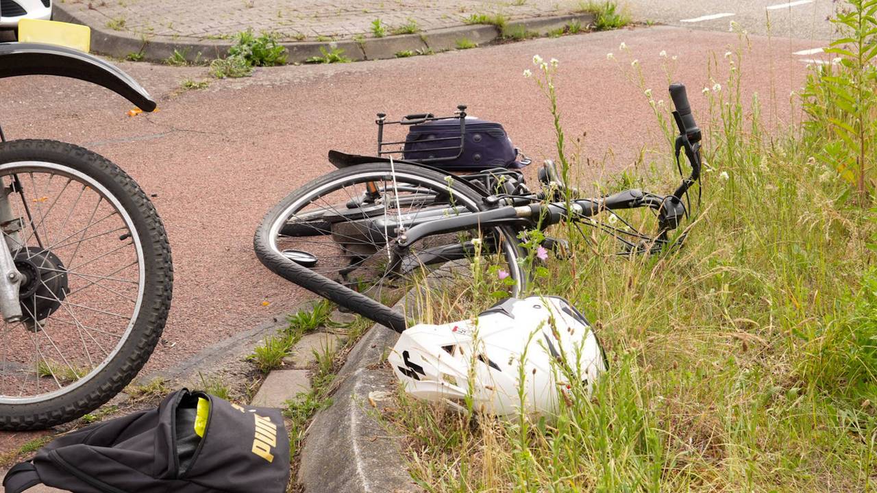 Fietser gewond naar ziekenhuis na botsing in Bakel