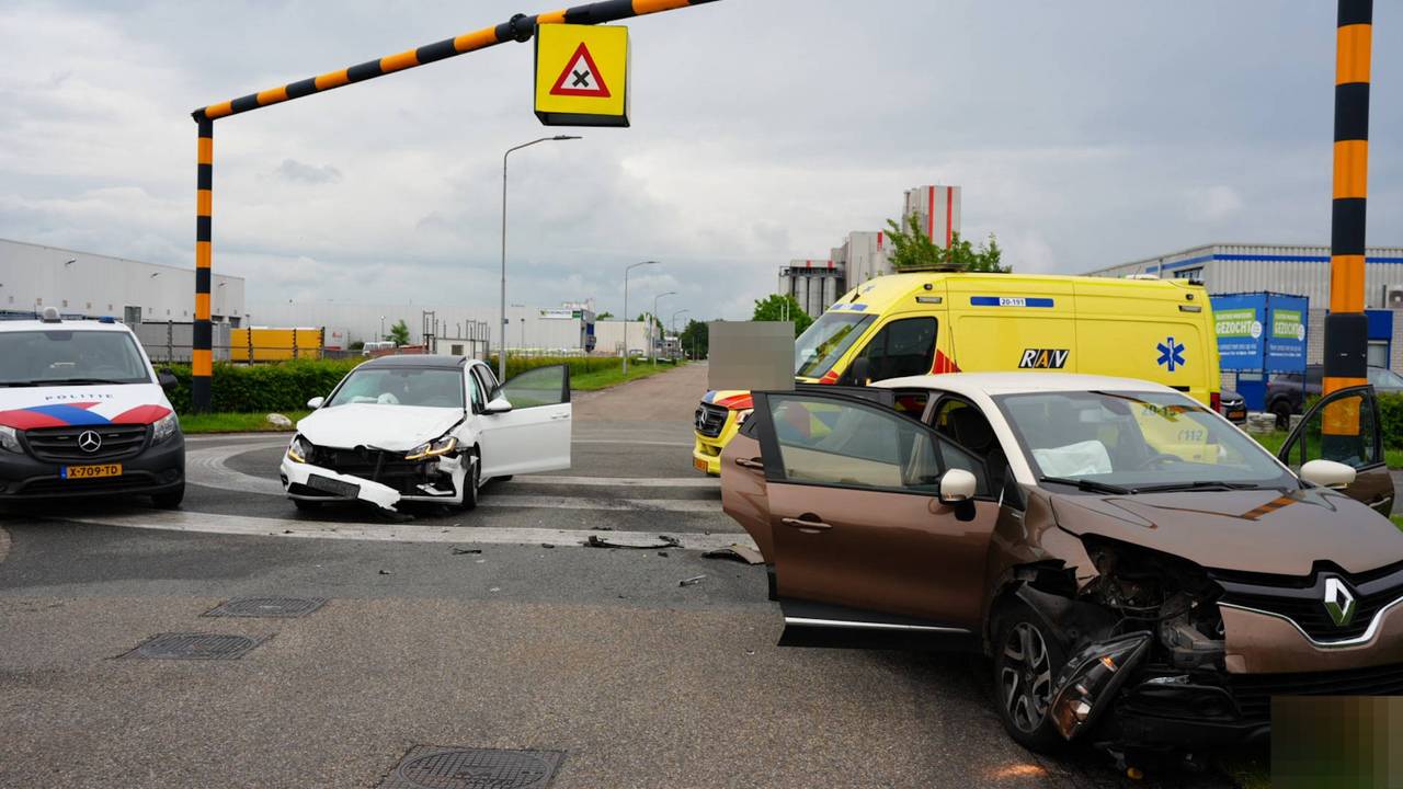 Auto's botsen op kruispunt in Waalwijk op elkaar