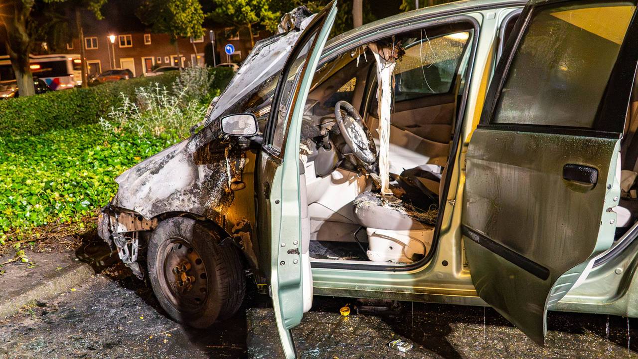 Geparkeerde auto verwoest door brand, jerrycan gevonden onder auto