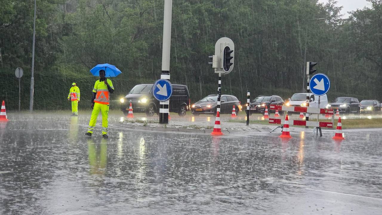 Verkeersregelaars zijn ingezet op de N65 tussen Den Bosch en Tilburg (foto: Noël van Hooft).