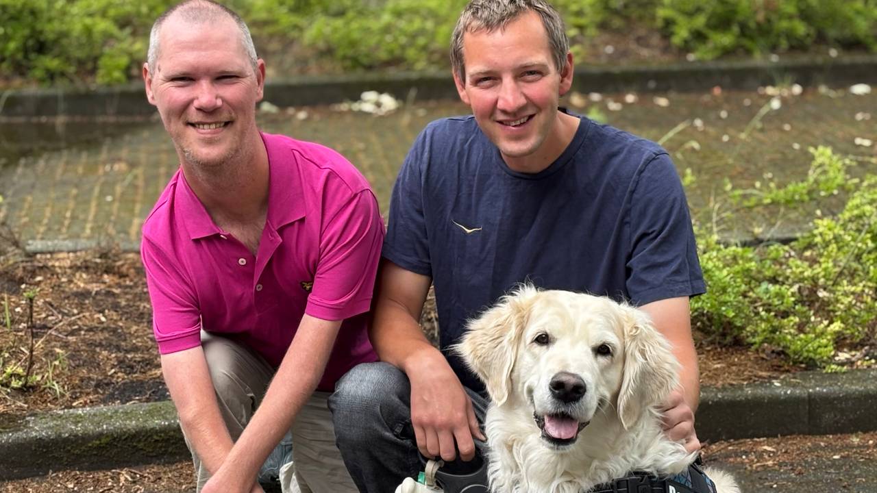 Sergei en André met hun hond Anton (foto: Alice van der Plas).