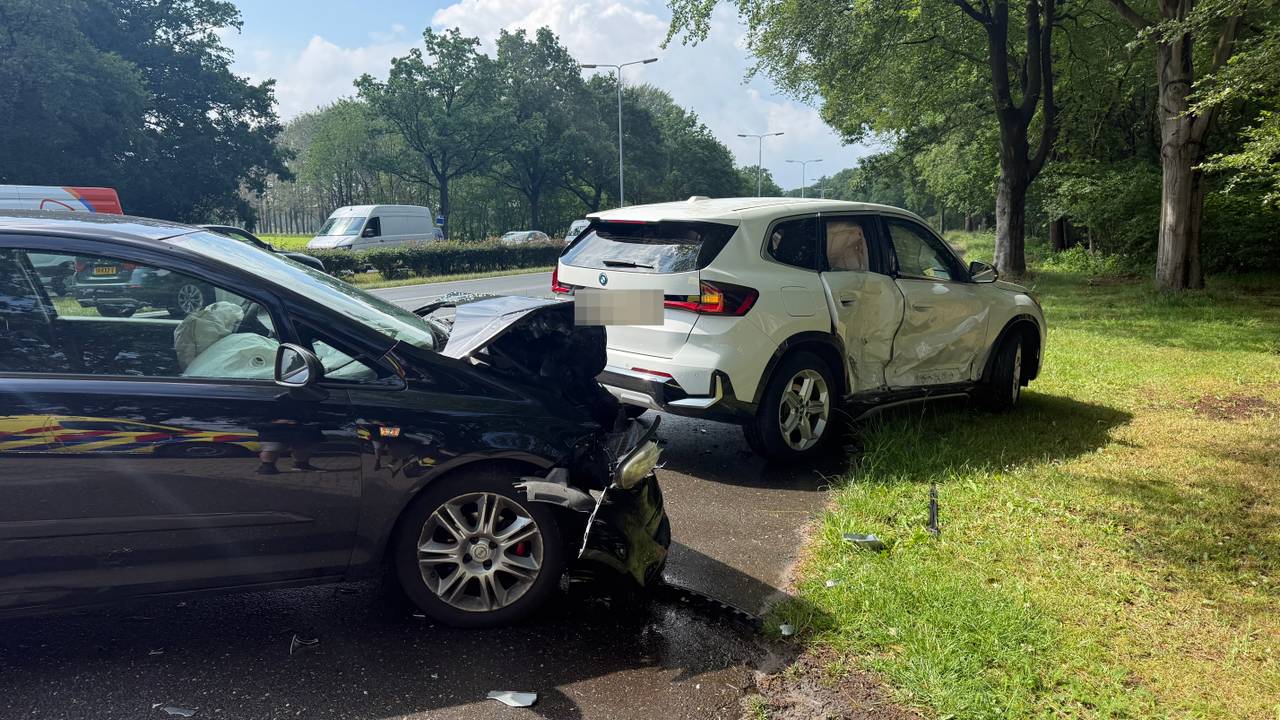 Botsing op N65 bij Vught: twee bestuurders naar ziekenhuis
