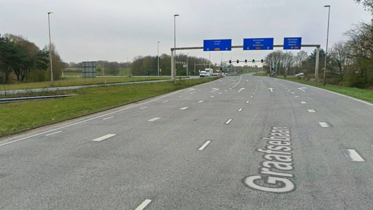 De verkeerslichten onderaan de afslag bij knooppunt Paalgraven bij Oss (foto: Google Maps).