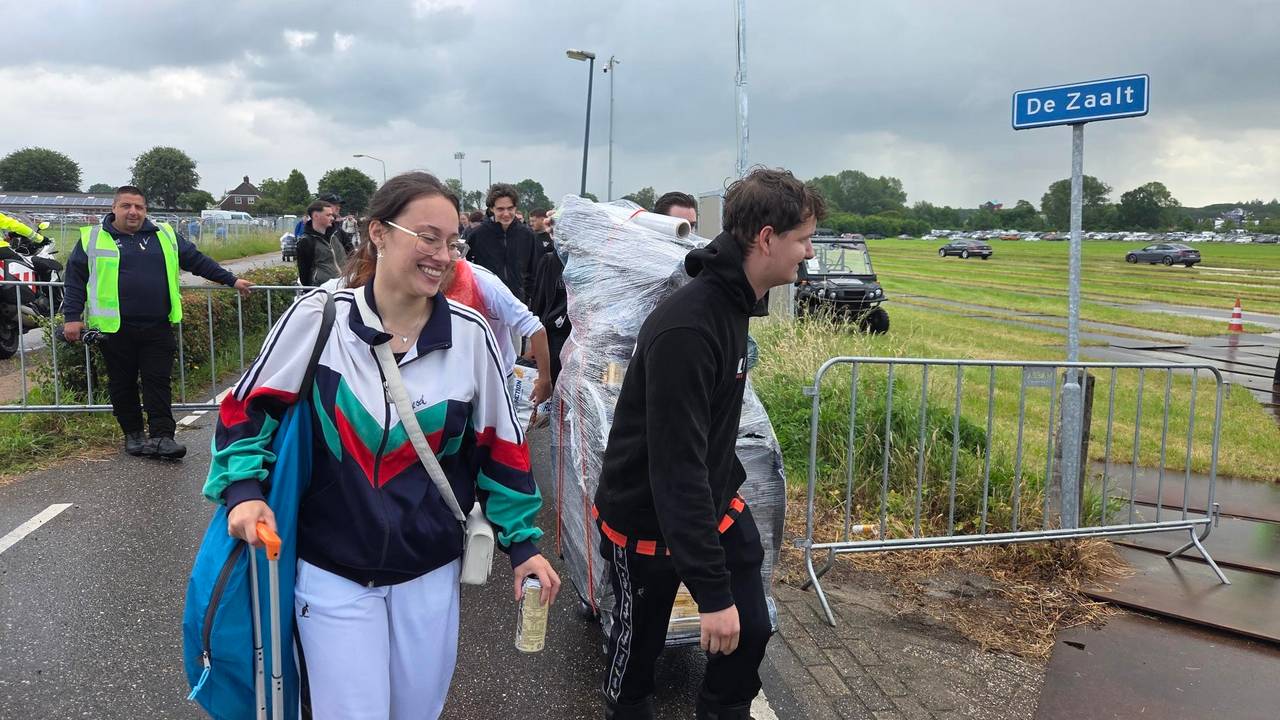 Bezoekers komen met karren vol spullen aan bij Intents (foto: Noël van Hooft).