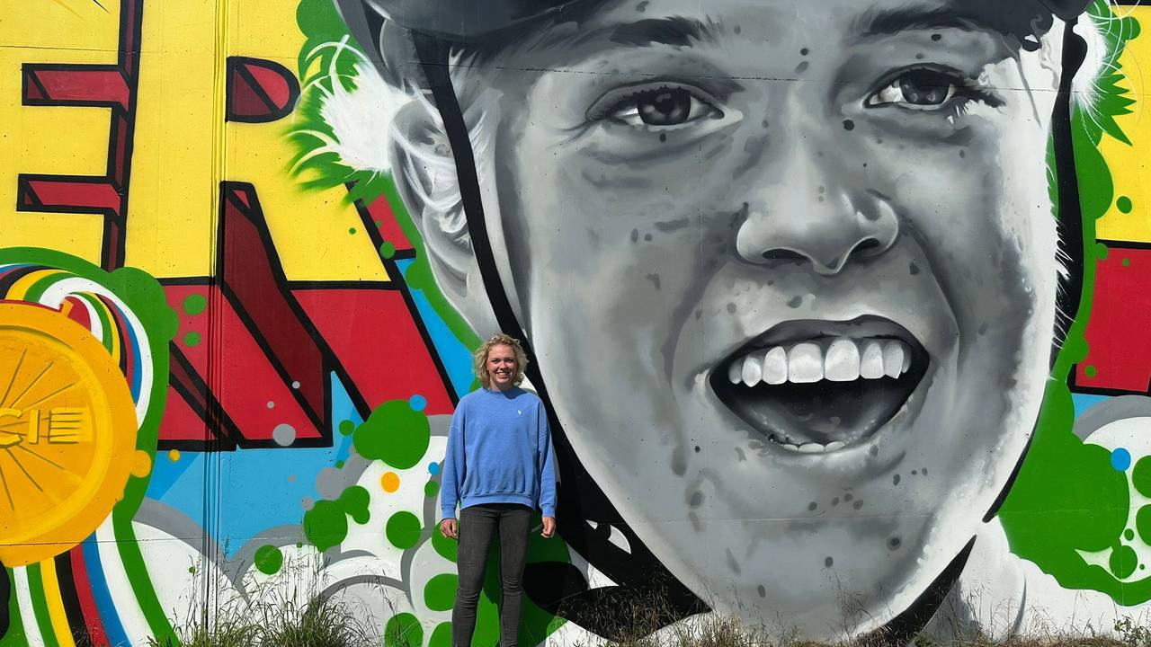 Fem van Empel voor de muurschildering (foto: Leon Voskamp).