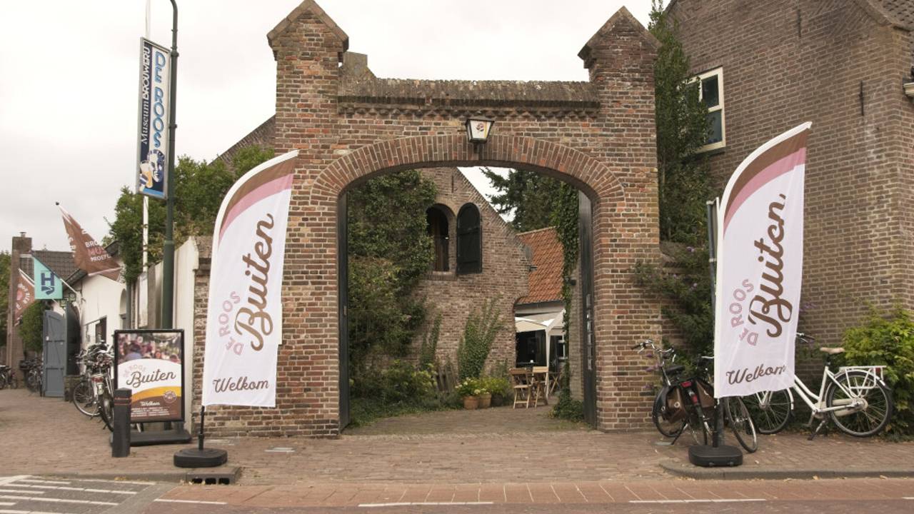 De poort naar de binnenplaats die de museumbrouwerij met de brouwerswoning verbindt (foto: privé).