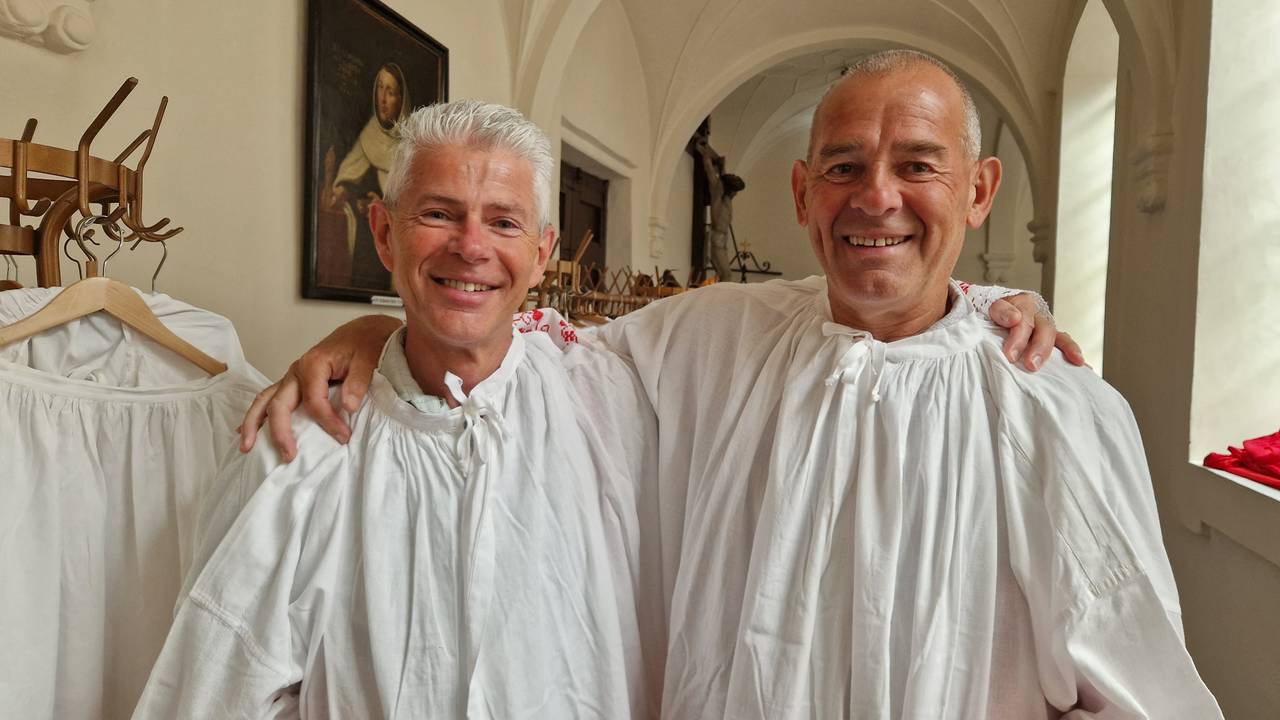 De broers Willy en Hans Janssen lopen al zo'n vijftig jaar mee met de Boxmeerse Vaart (foto: Tom Berkers).