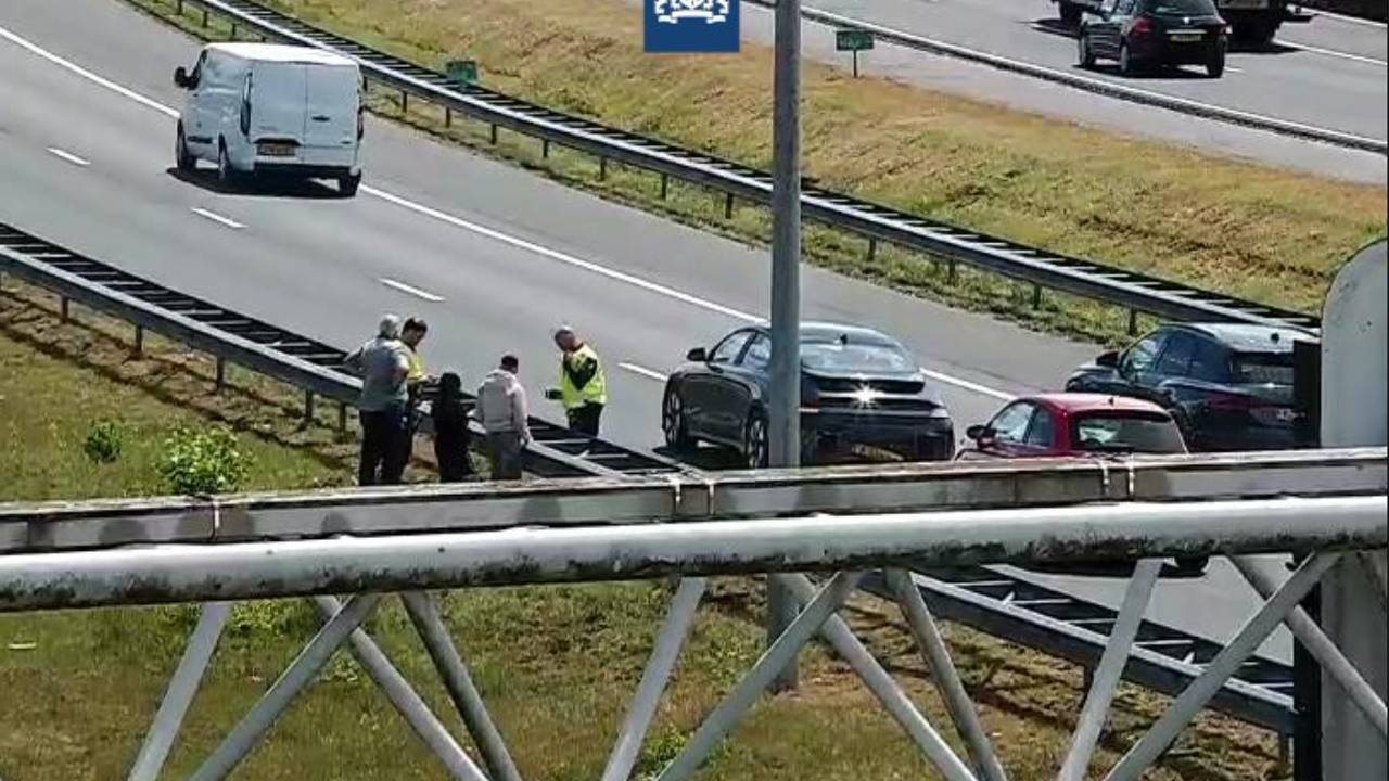 Ongeval met twee auto's op A2 bij knooppunt Batadorp richting het zuiden (foto: Rijkswaterstaat).