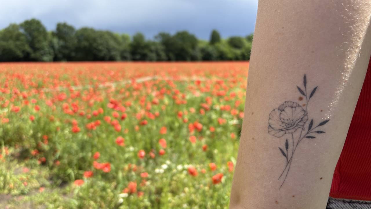 Nienke Verberne houdt zo erg van klaprozen dat ze een tattoo ervan op haar arm heeft (foto: Wilco Zonneveld).