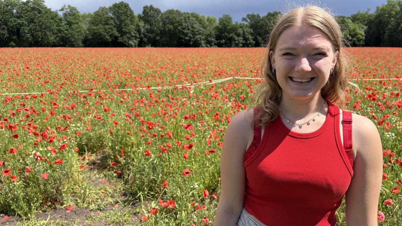 Nienke Verberne heeft een tattoo van een klaproos op haar arm staan (foto: Wilco Zonneveld).
