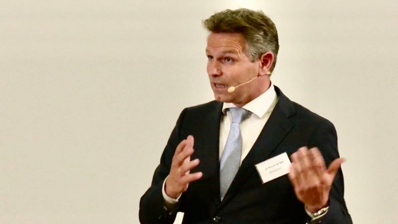 Staatssecretaris de Bat tijdens bijeenkomst in gemeentehuis Zevenbergen (beeld: Omroep Brabant).