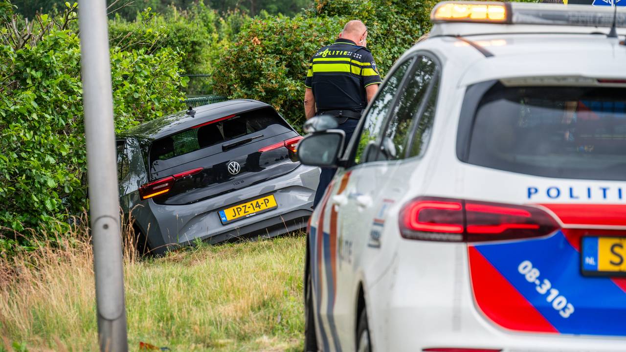 Auto belandt in sloot bij Klein Zundert, inzittende nagekeken in ambulance (foto: Tom van der Put/Persbureau Heitink). 
