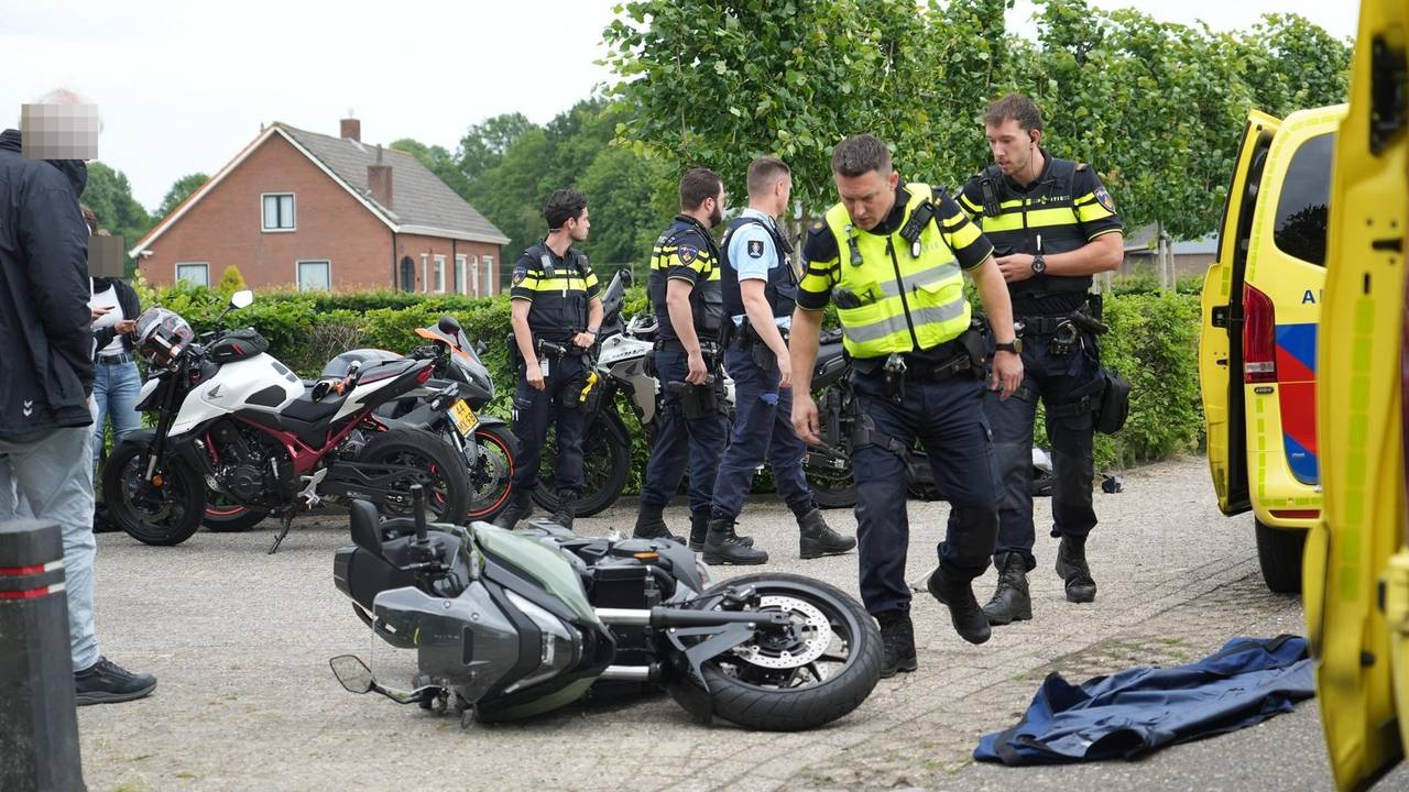 Twee motorrijders geschept door auto in Chaam, bestuurder aangehouden (foto: Jeroen Stuve / Persbureau Heitink).