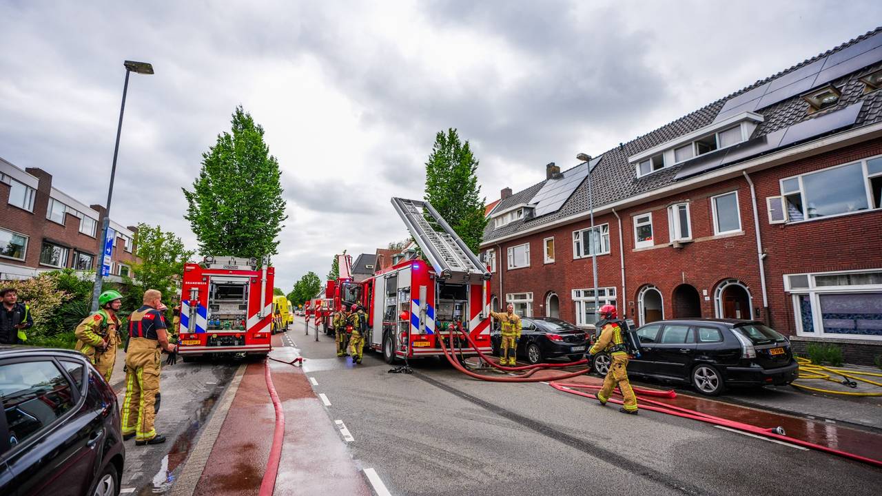 Meerdere gewonden bij felle woningbrand in Eindhoven (foto: Persbureau Heitink).