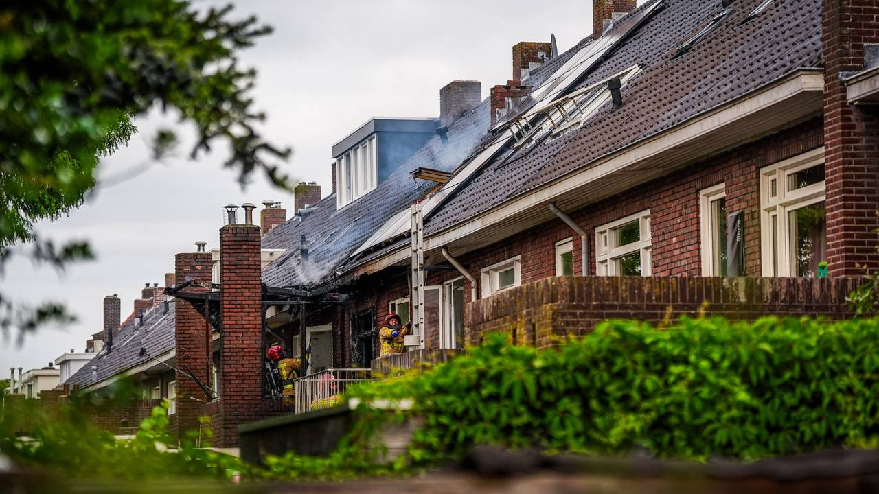 Meerdere gewonden bij felle woningbrand in Eindhoven (foto: Persbureau Heitink).