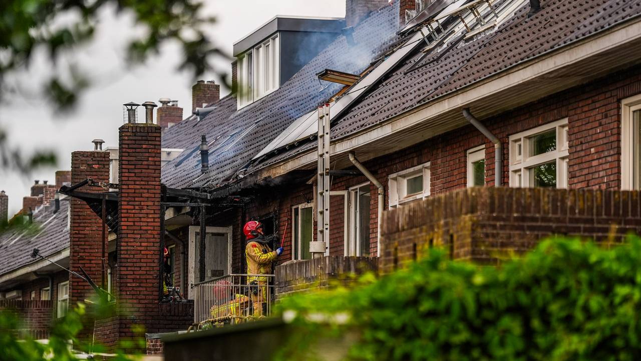 Meerdere gewonden bij felle woningbrand in Eindhoven (foto: Persbureau Heitink).