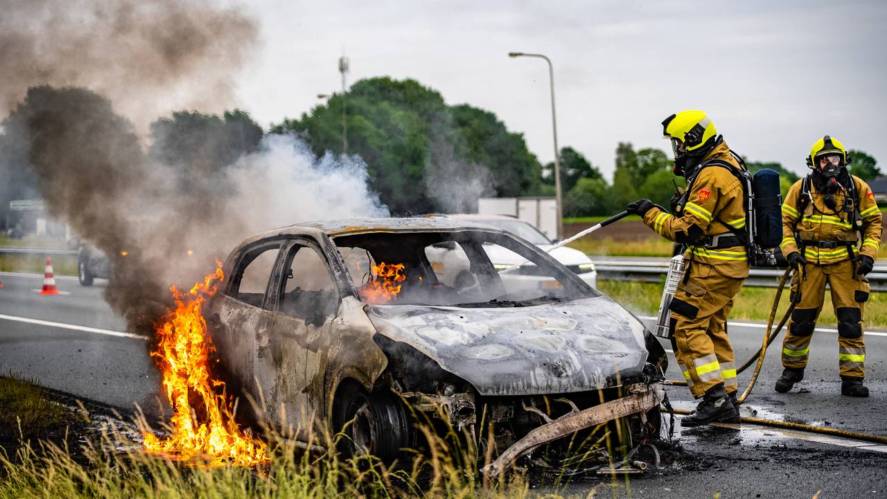 Auto vliegt in brand op A50 bij Schaijk, rechterrijstrook dicht (foto: Lucas Lammers / Persbureau Heitink).