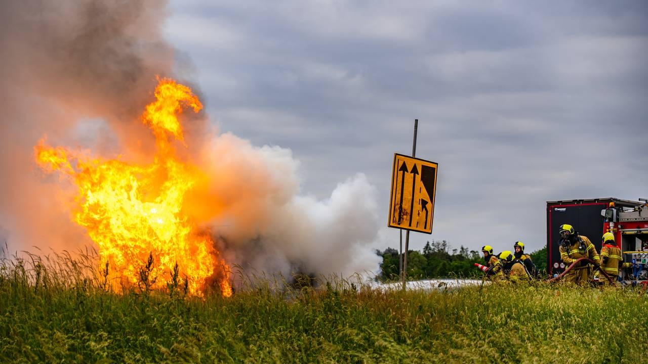Auto vliegt in brand op A50 bij Schaijk, rechterrijstrook dicht (foto: Lucas Lammers / Persbureau Heitink).