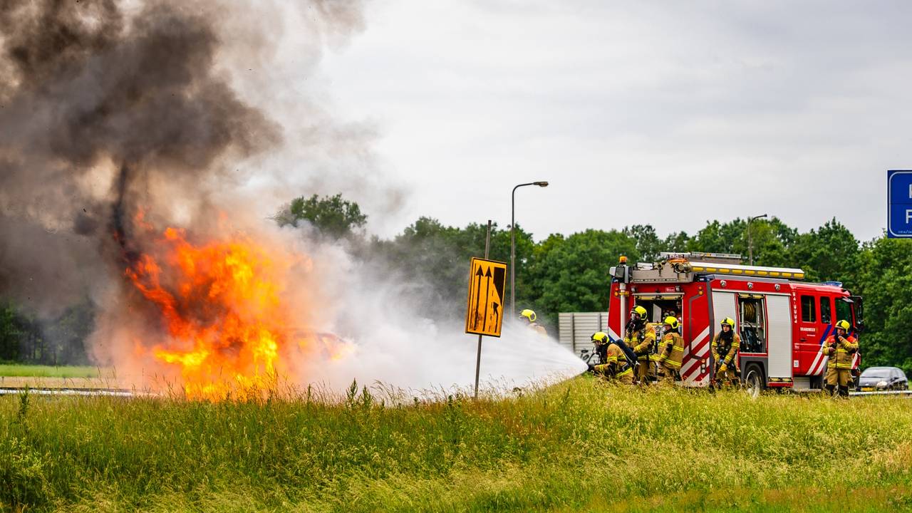 Auto vliegt in brand op A50 bij Schaijk, rechterrijstrook dicht (foto: Lucas Lammers / Persbureau Heitink).