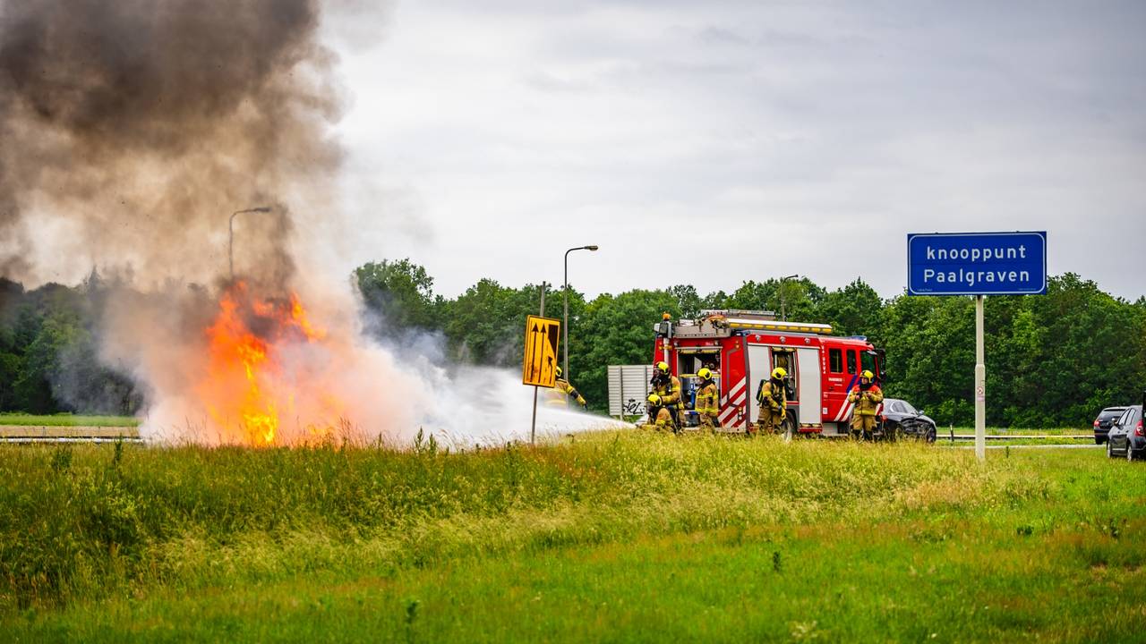 Auto vliegt in brand op A50 bij Schaijk, rechterrijstrook dicht (foto: Lucas Lammers / Persbureau Heitink).