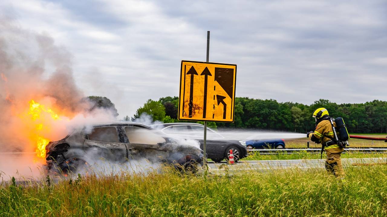 Auto vliegt in brand op A50 bij Schaijk, rechterrijstrook dicht (foto: Lucas Lammers / Persbureau Heitink).