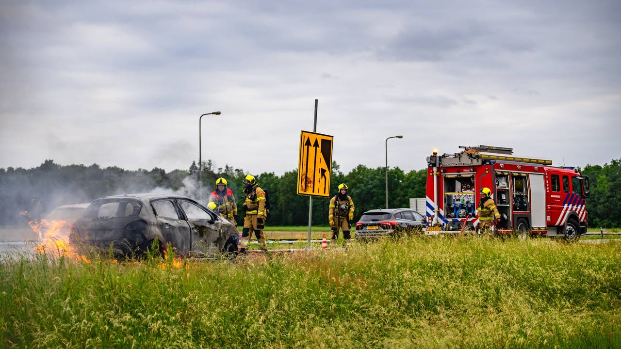 Auto vliegt in brand op A50 bij Schaijk, rechterrijstrook dicht (foto: Lucas Lammers / Persbureau Heitink).