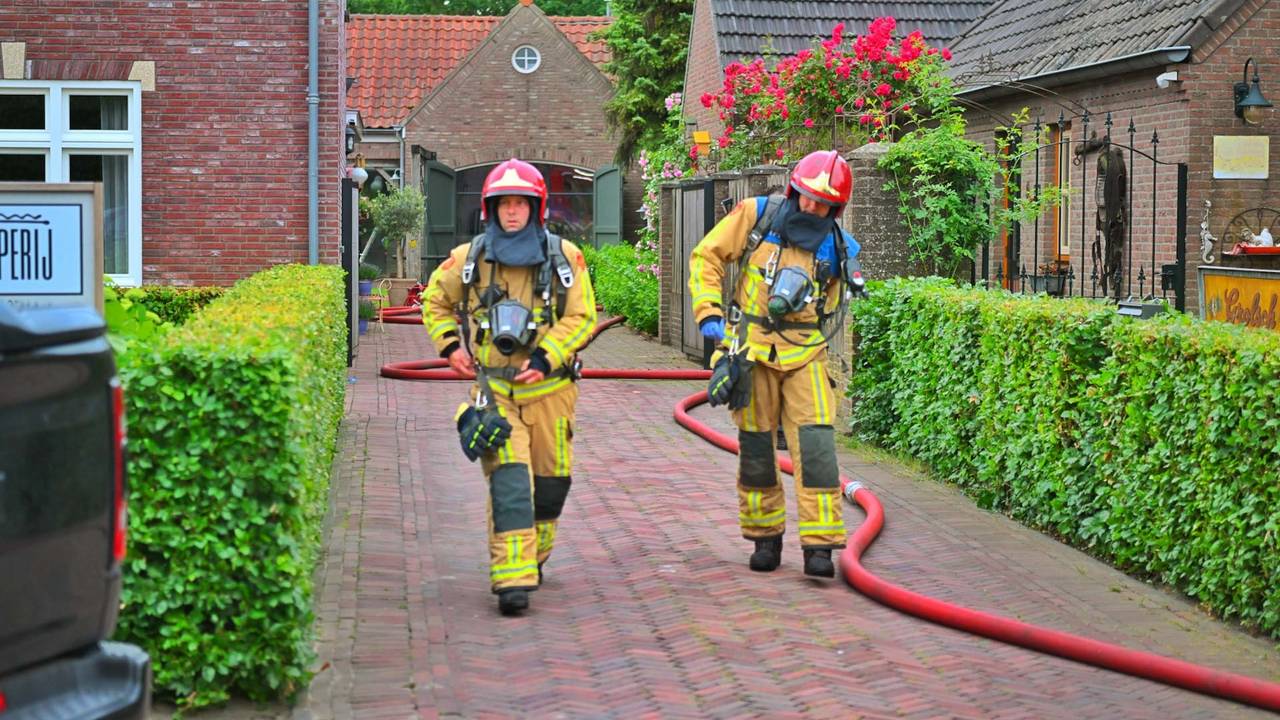 Brand in schuur bij kapsalon aan het Heeleind snel geblust (foto: Rico Vogels / Persbureau Heitink).
