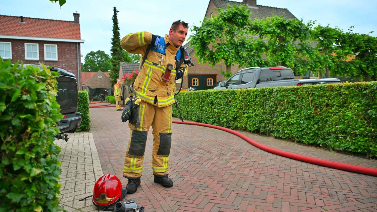 Brand in schuur bij kapsalon aan het Heeleind snel geblust (foto: Rico Vogels / Persbureau Heitink).