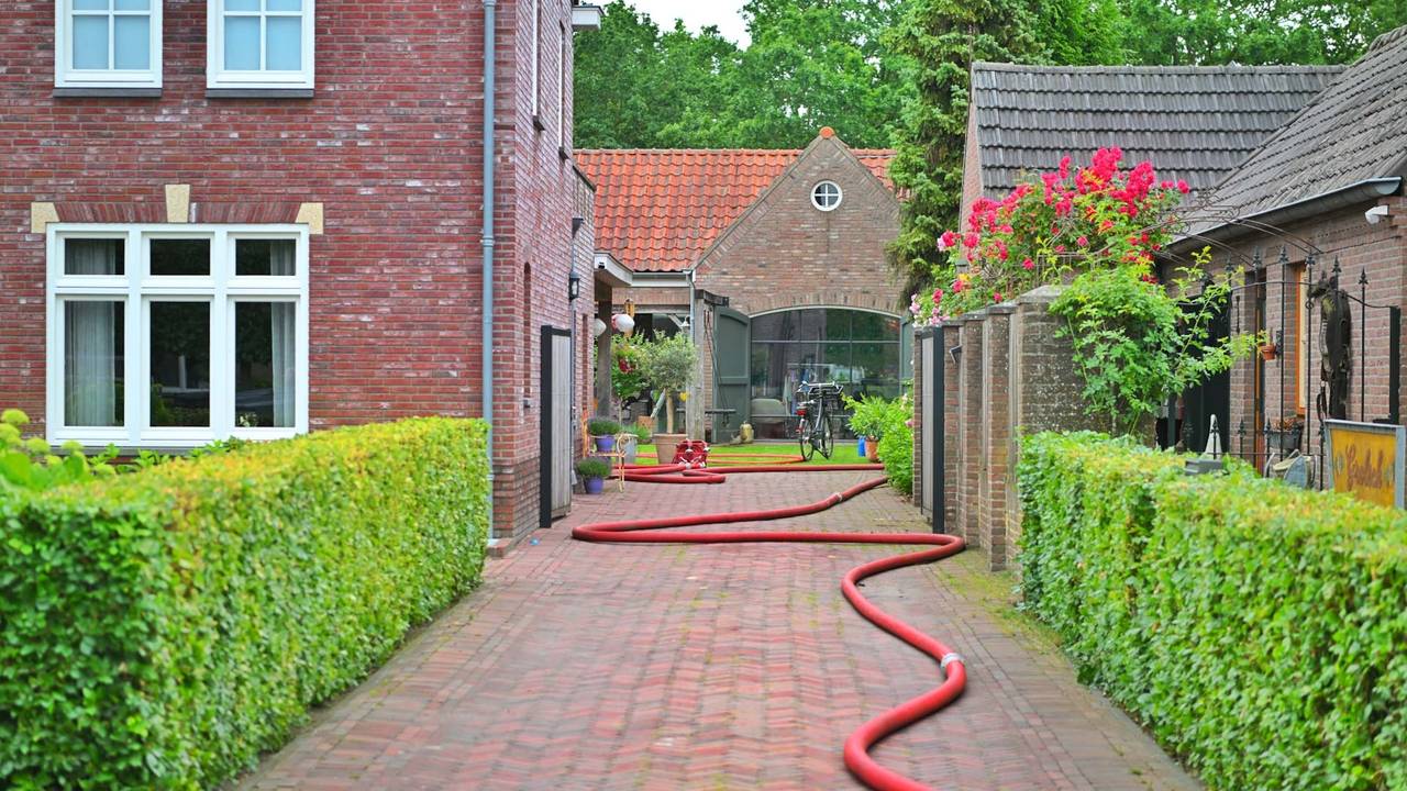 Brand in schuur bij kapsalon aan het Heeleind snel geblust (foto: Rico Vogels / Persbureau Heitink).