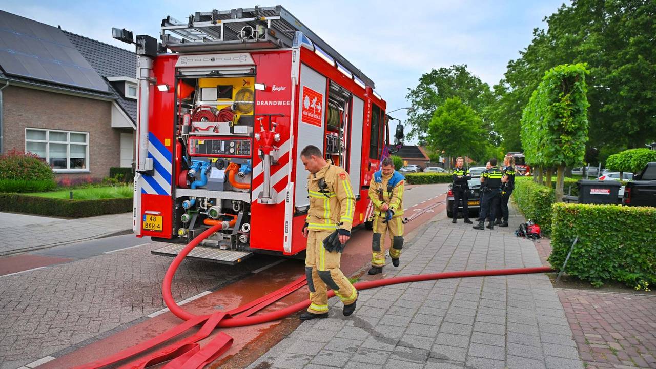 Brand in schuur bij kapsalon aan het Heeleind snel geblust (foto: Rico Vogels / Persbureau Heitink).