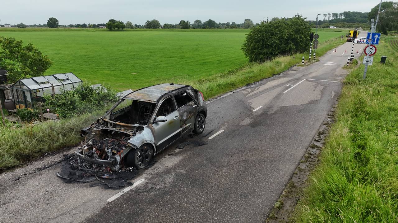 Elektrische auto uitgebrand bij Den Bosch (foto: Bart Meesters/Persbureau Heitink).