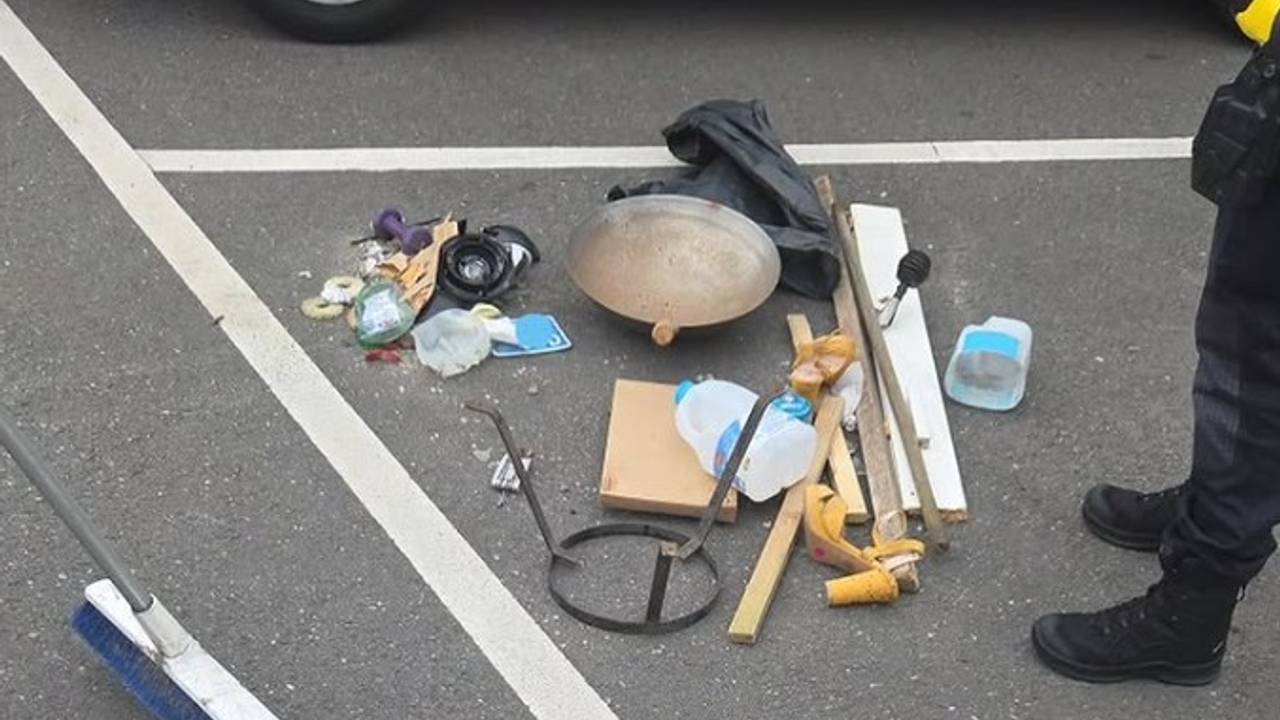 Een pan, hakken en een stel houten latten werden over de schutting gegooid. (Foto: politie_tilburgcentrum.