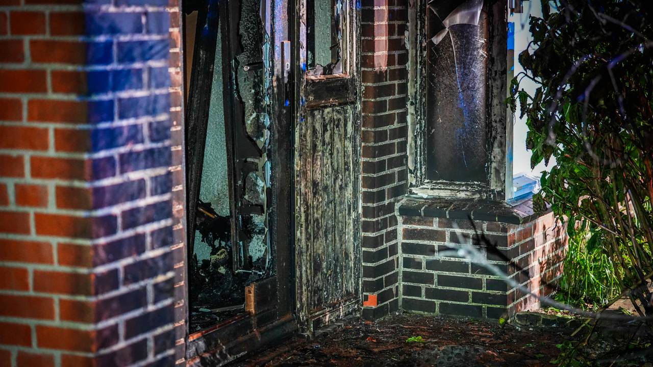 De schade aan de gevel van het pand is groot. (Foto: Persbureau Heitink.)