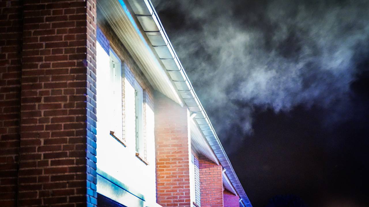De rook hangt nog in de lucht nadat de brand is geblust. (Foto: Persbureau Heitink.)