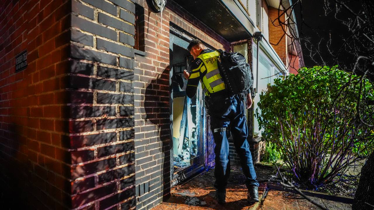Explosievenexperts doen onderzoek bij de woning, mogelijk zou er gebruik zijn gemaakt van brandversnellers bij de explosie. (Foto: Persbureau Heitink.)