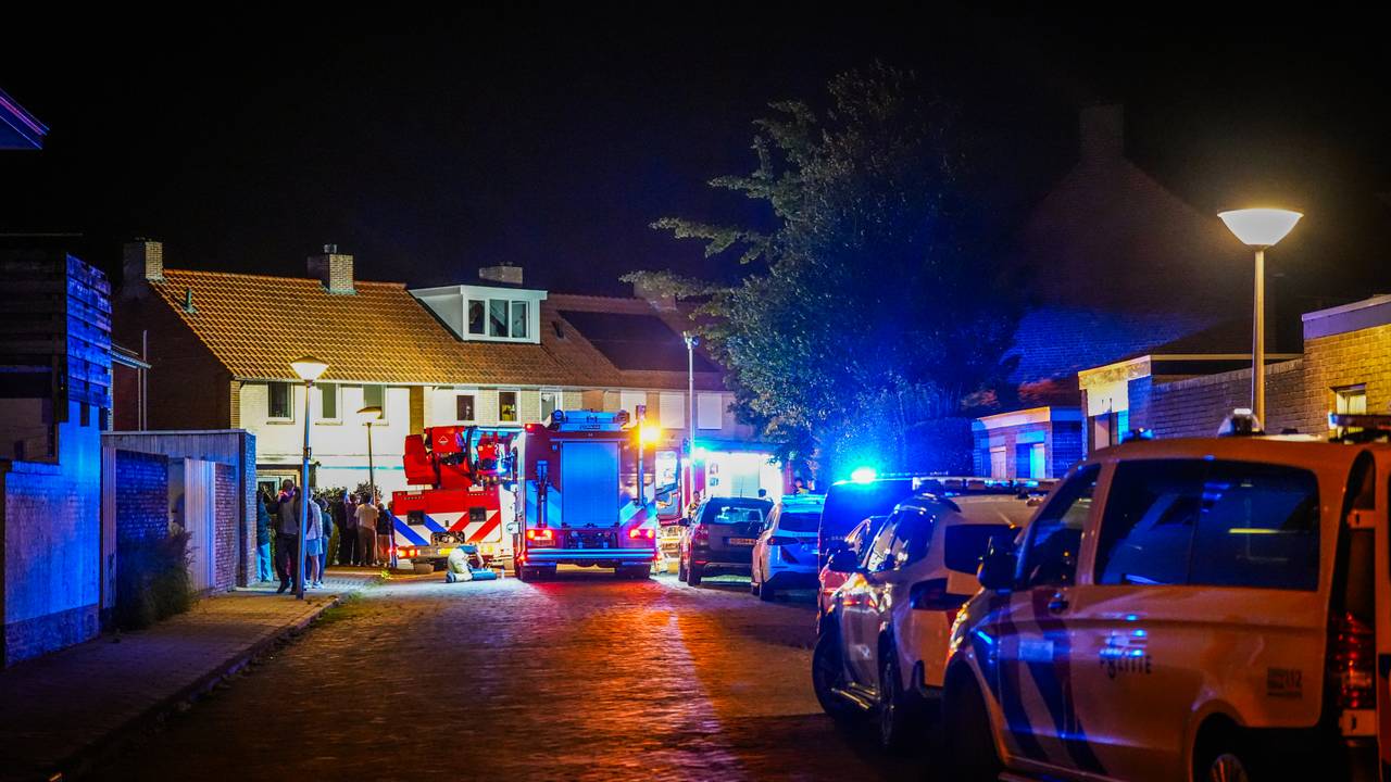De hulpdiensten rukten rond half twee uit naar de Magnoliastraat in Eindhoven. (Foto: Persbureau Heitink.)