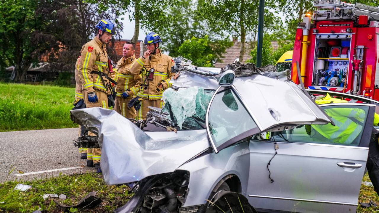 Van de auto is na het ongeluk in Oirschot weinig over (foto: Dave Hendriks/Persbureau Heitink).