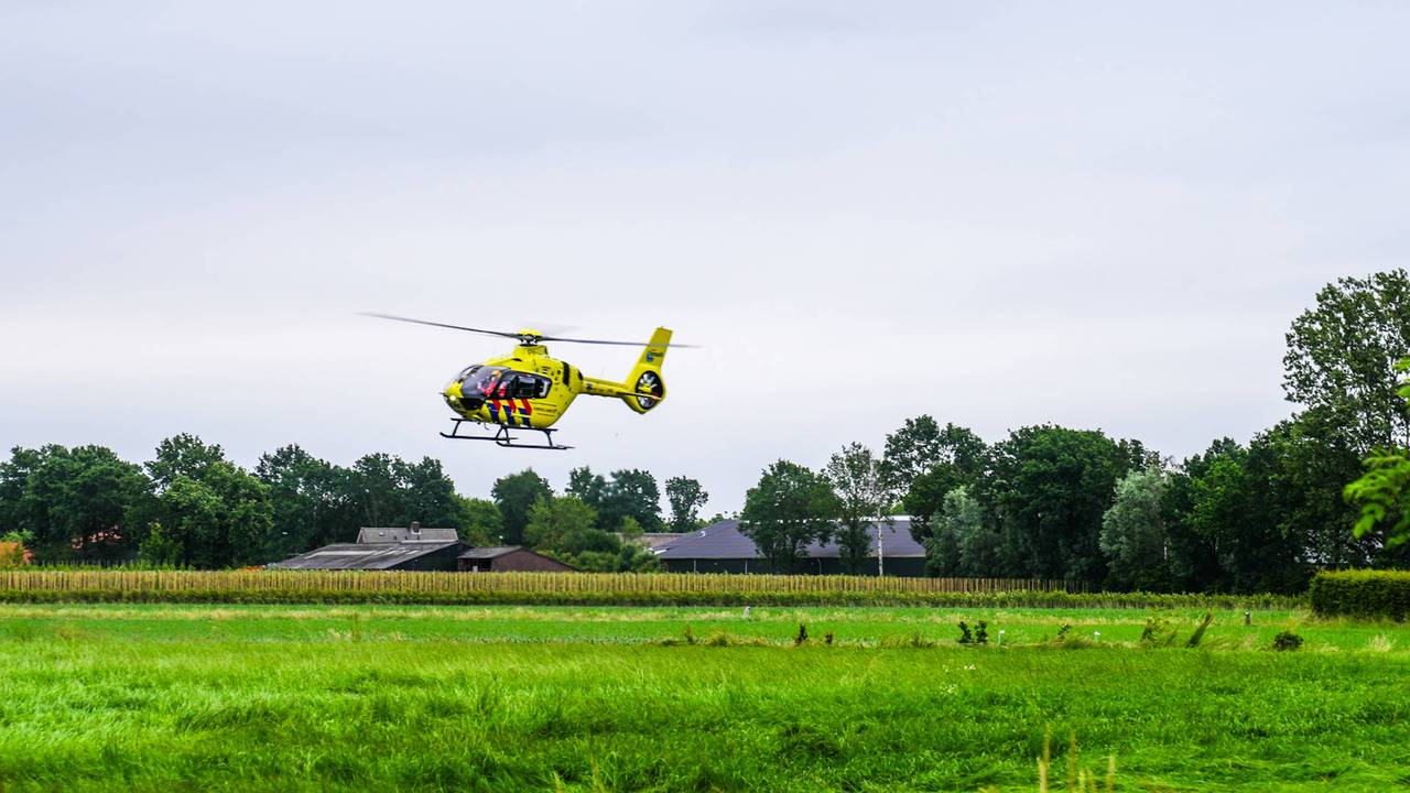 Vanwege de ernst van de situatie in Oirschot werd een traumaheli opgeroepen (foto: Dave Hendriks/Persbureau Heitink).